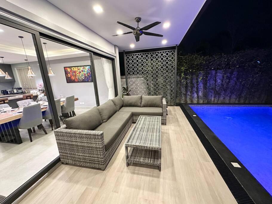 Villa Super Luxury 3 Bedroom Private Pool With Jacuzzi, Near 711, 10 Minutes To Walking Street And - Mt6 Pattaya